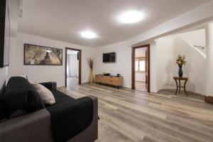 una sala de estar con un sofá y una mesa en Villa Carola Altavilla Milicia Sicilia con Piscina Privata e Vasca idromassaggio a 5 minuti dal mare, en Altavilla Milicia
