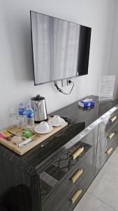 Villa IROKO في أبيدجان: مكتب عليه تلفزيون