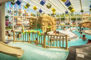 Bazén v ubytování Camping 5 étoiles - Parc aquatique - eei0fd nebo v jeho okolí + 17 fotografií