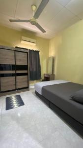 Postel nebo postele na pokoji v ubytování Imtiyaz Islamic Homestay