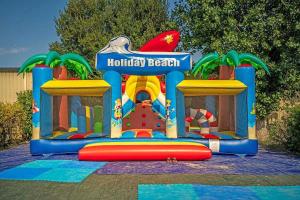 un parque acuático inflable con una playa holly en Camping 4 étoiles - Parc aquatique - eeiaia, en Olonne-sur-Mer