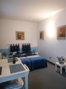 A bed or beds in a room at La Casa Blu- Forum di Assago, Ospedale Humanitas, Milanofiori, IEO