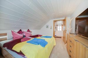 Postel nebo postele na pokoji v ubytování Ferienhaus Heidi