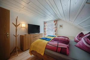Postel nebo postele na pokoji v ubytování Ferienhaus Heidi