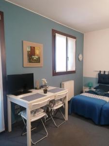 A bed or beds in a room at La Casa Blu- Forum di Assago, Ospedale Humanitas, Milanofiori, IEO