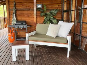 Posezení v ubytování Croc's Nest Bush Lodge