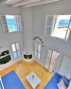 Телевизор и/или развлекательный центр в Folegandros Villas Seafront