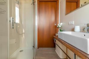 un bagno con vasca, lavandino e doccia di COS54 - Exclusive Apartment - a Milano