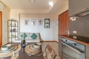 una cucina e un soggiorno con tavolo in vetro di COS54 - Exclusive Apartment - a Milano