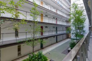 un patio interior de un edificio de apartamentos con árboles en Belfast City apartment with free parking!, en Belfast