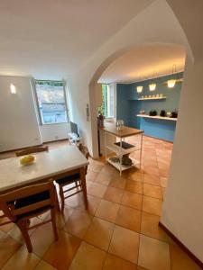 Una cocina y un comedor con mesa y sillas. en La Piccola Gioia 1, en Bérgamo 8 fotos más