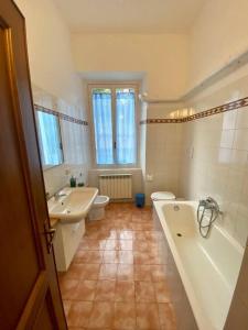 Un baño con bañera, inodoro y lavabo. en La Piccola Gioia 1, en Bérgamo