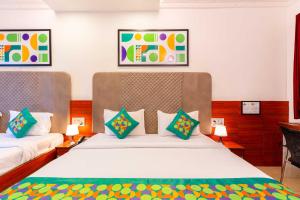 A bed or beds in a room at Treebo Regalia Comforts, 15 Mins From Abbey Waterfall