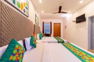 A bed or beds in a room at Treebo Regalia Comforts, 15 Mins From Abbey Waterfall