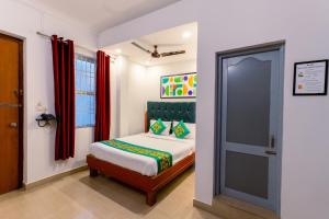 A bed or beds in a room at Treebo Regalia Comforts, 15 Mins From Abbey Waterfall