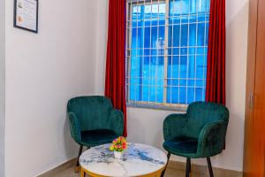 A seating area at Treebo Regalia Comforts, 15 Mins From Abbey Waterfall