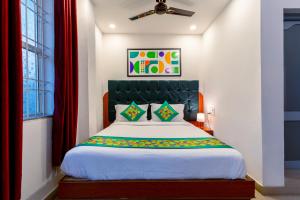 A bed or beds in a room at Treebo Regalia Comforts, 15 Mins From Abbey Waterfall
