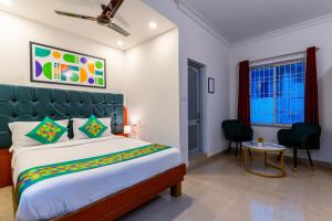 A bed or beds in a room at Treebo Regalia Comforts, 15 Mins From Abbey Waterfall