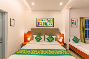 A bed or beds in a room at Treebo Regalia Comforts, 15 Mins From Abbey Waterfall