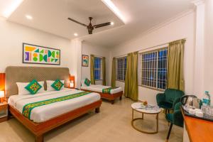 A bed or beds in a room at Treebo Regalia Comforts, 15 Mins From Abbey Waterfall