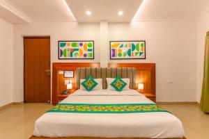 A bed or beds in a room at Treebo Regalia Comforts, 15 Mins From Abbey Waterfall