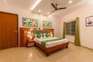 A bed or beds in a room at Treebo Regalia Comforts, 15 Mins From Abbey Waterfall
