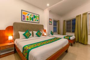 A bed or beds in a room at Treebo Regalia Comforts, 15 Mins From Abbey Waterfall