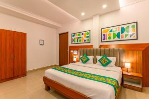 A bed or beds in a room at Treebo Regalia Comforts, 15 Mins From Abbey Waterfall