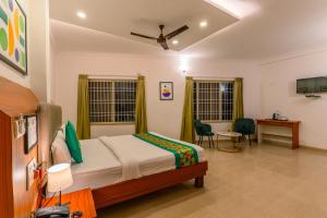 A bed or beds in a room at Treebo Regalia Comforts, 15 Mins From Abbey Waterfall