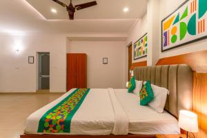 A bed or beds in a room at Treebo Regalia Comforts, 15 Mins From Abbey Waterfall