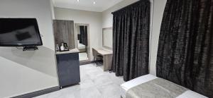 Un televizor și/sau centru de divertisment la Luxe Morningside Boutique Hotel