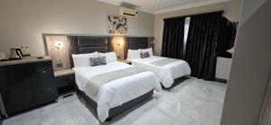 Un pat sau paturi într-o cameră la Luxe Morningside Boutique Hotel