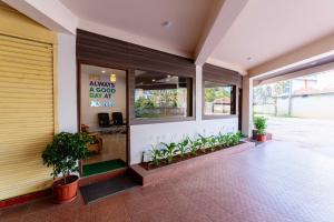 A television and/or entertainment centre at Treebo Regalia Comforts, 15 Mins From Abbey Waterfall