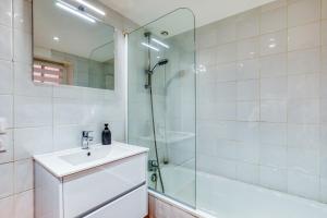 Un baño con lavabo y ducha de cristal. en La Reine, en Béziers