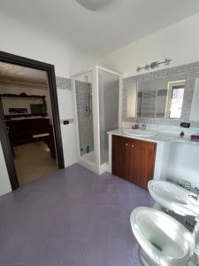 a bathroom with two sinks and a shower at Lercarappart in Lercara Friddi