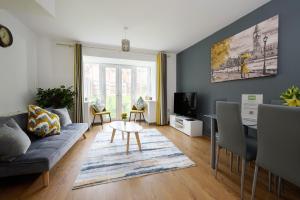 Μια τηλεόραση ή/και κέντρο ψυχαγωγίας στο NEC Exhibitor Home, Stay near Birmingham Airport