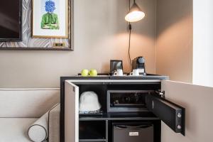 a living room with a microwave in a room at Pestana Park Avenue in New York
