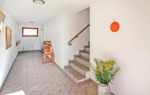 RoggentinにあるFerienwohnung Mirow Roggentinの階段と花瓶のある廊下