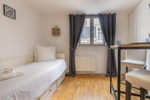 Ένα ή περισσότερα κρεβάτια σε δωμάτιο στο Les Appartements des 3 rois