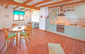 RoggentinにあるFerienwohnung Mirow Roggentinの部屋にテーブルと椅子のあるキッチン