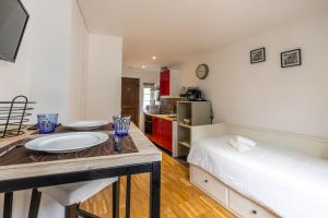 Η κουζίνα ή μικρή κουζίνα στο Les Appartements des 3 rois