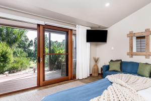 Un pat sau paturi într-o cameră la Cape Byron Suite 5 Private Suite with Ensuite