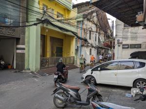 un grupo de personas en motocicleta en una calle de la ciudad en The Haven Sabi, en Bangkok