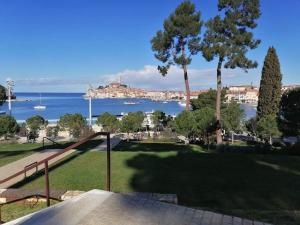 a view of the ocean from the balcony of a house at Eli i Val in Rovinj