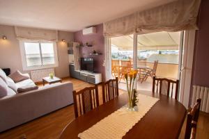 ein Wohnzimmer und ein Esszimmer mit einem Tisch in der Unterkunft Catalunya Casas Cozy beach town villa for 8 - no car necessary! in Pineda de Mar