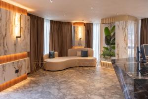 salon z kanapą w pokoju w obiekcie Mattis Hotel w Tiranie