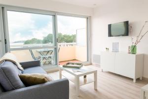 Μια τηλεόραση ή/και κέντρο ψυχαγωγίας στο Appartement pour 4 avec vue sur mer, Benodet