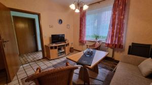 a living room with a couch and a table at Ferienwohnung Hoppenstedt in Winsen