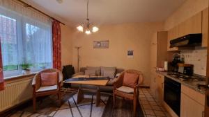 a kitchen and living room with a table and chairs at Ferienwohnung Hoppenstedt in Winsen