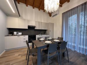 a kitchen and dining room with a table and chairs at Holiday Homes in Viadanica Colognola